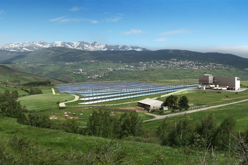 La centrale à miroirs de Fresnel de Llo dans les Pyrénées-Orientales